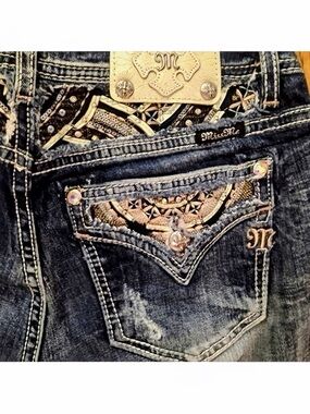 Gorgeous Miss Me Midrise Crop Jeans With Embroidered Pockets 22-1/2” Inseam